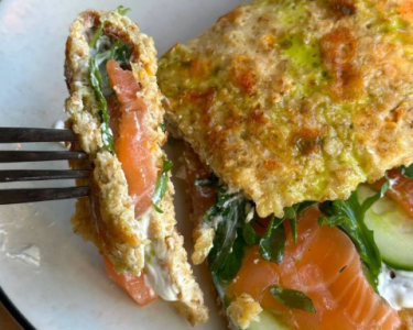 Овсяноблин с авокадо и лососем