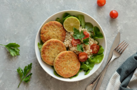 Куриные котлеты с киноа и овощами на пару