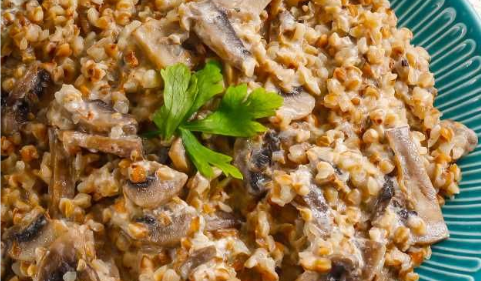 Гречка с тушеной индейкой и грибами