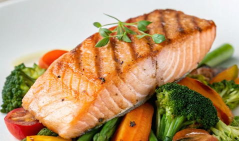 Лосось с печеными овощами и булгуром
