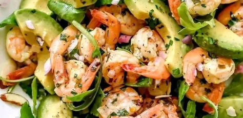 Салат с креветками и авокадо