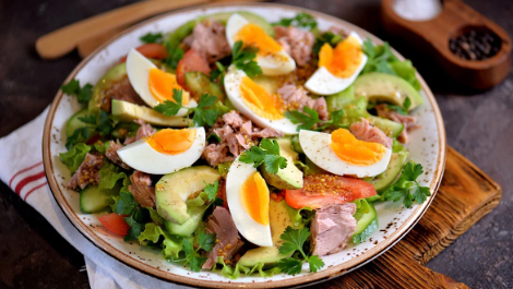 Салат с тунцом, яйцом и авокадо